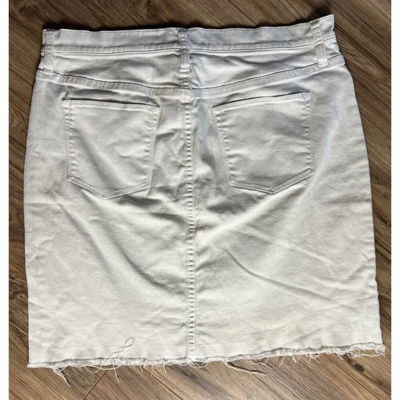 J. Crew Trademark White Denim Skirt Size 31 Frayed Hem Style #C3299 Women’s - Picture 2 of 8